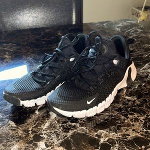 Size 9 Nike tennis shoes